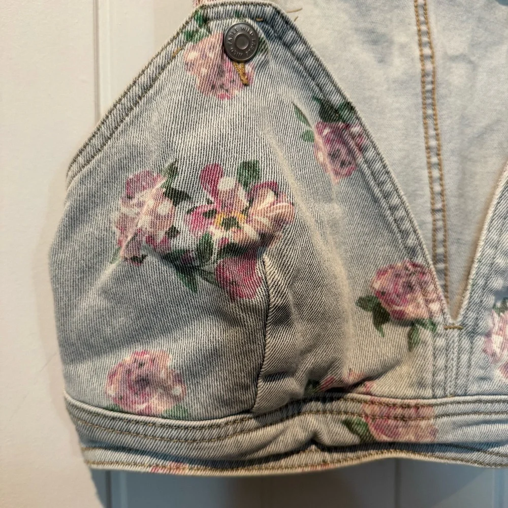 Wild Fable Light Wash Denim Floral Crop Top with Pink Roses - Picture 7 of 9